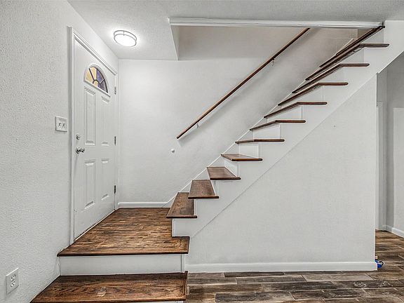 2nd image of 830 Threadneedle St APT 228