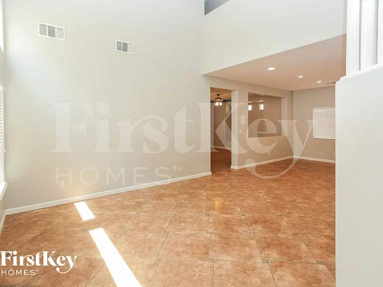 6425 Casamar St — Photo 2
