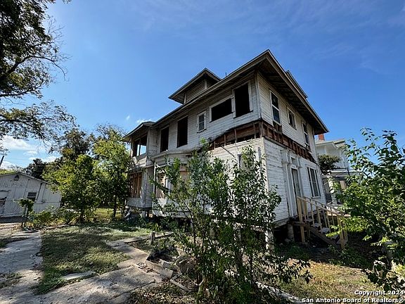 3rd image of 1216 W RUSSELL PL