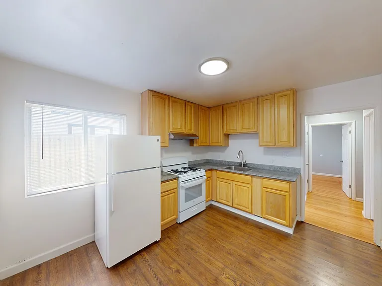 22815 Grand St — Photo 9