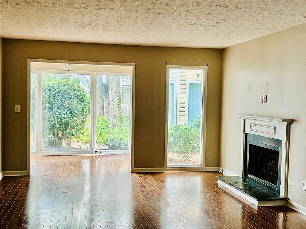 3 bed, 2.0 bath, 1451 sqft, $2,000 — Photo 4