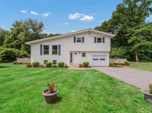 8 John Robinson Rd, Hudson, MA 01749