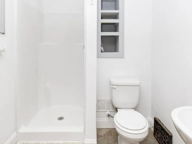 726 College St N — Photo 12