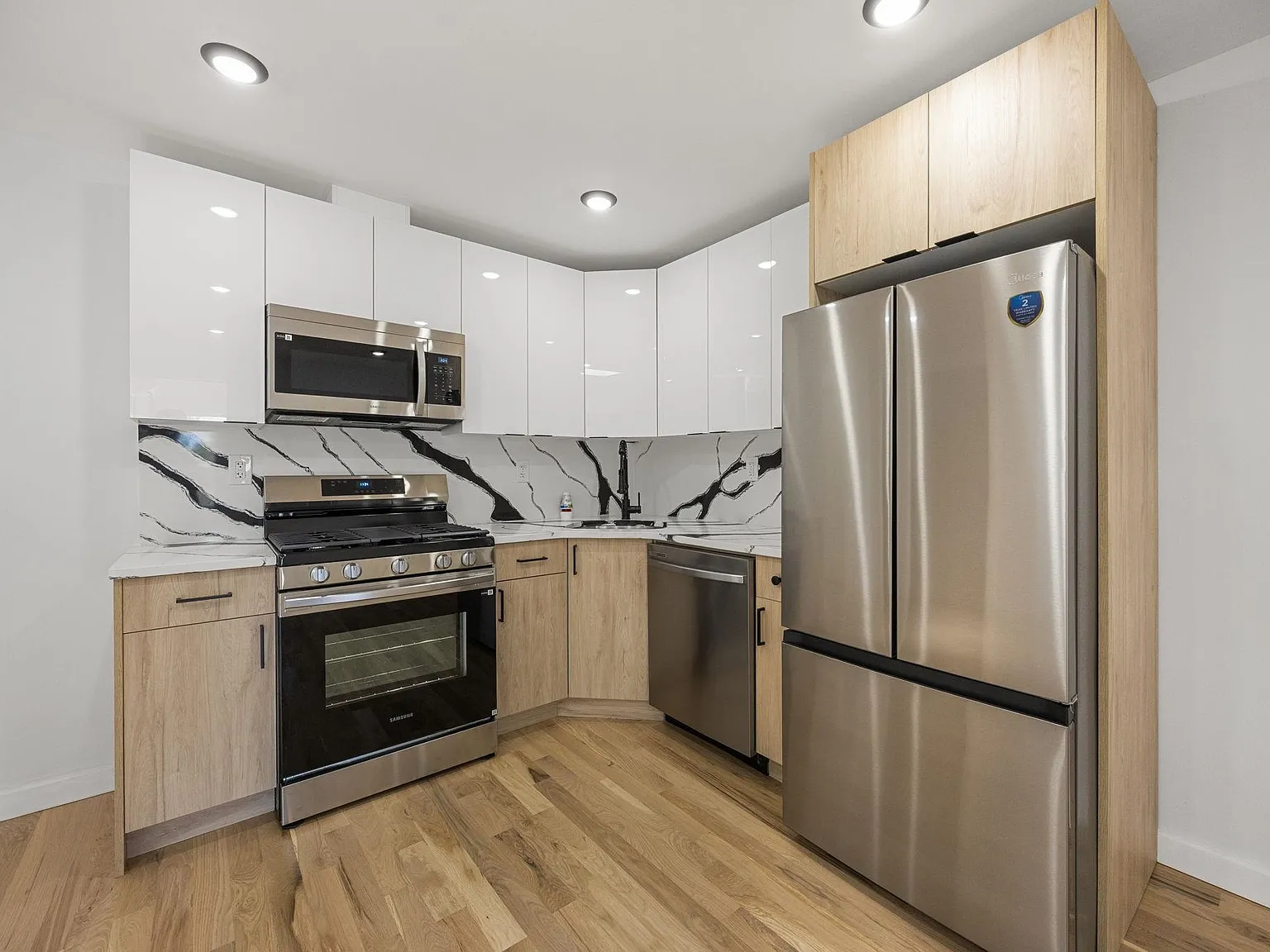 3 bed, 1.0 bath, 950 sqft, $3,400 — Photo 2