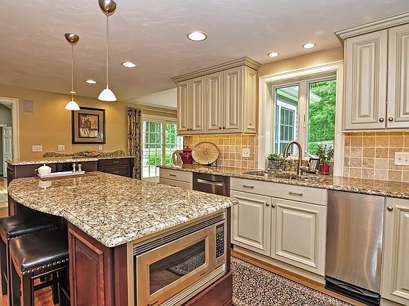 3rd image of 6 Aylward Ln