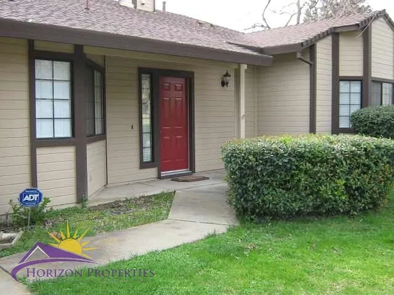 2030 Moontree Dr — Photo 2