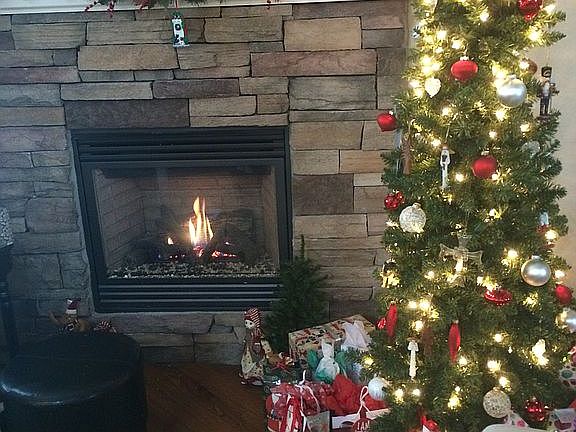 Great Room Fire Pl Holidays 