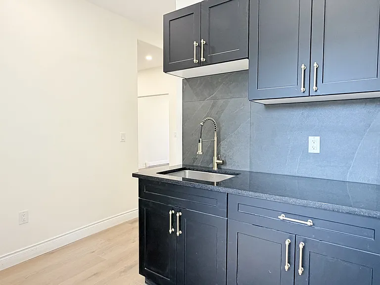 691 Ouellette Ave #4 — Photo 8