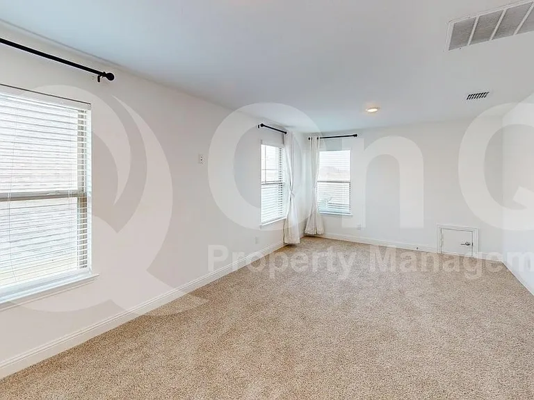 112 Baker St — Photo 7