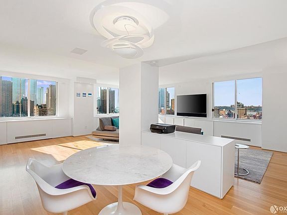 3rd image of 350 W 50th St #18DE