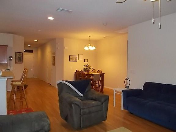 5th image of 405 Reindeer Dr