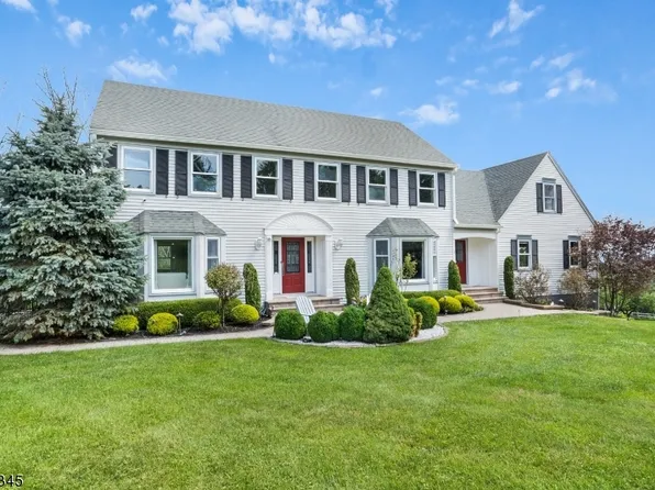 8 Braintree Ct, Raritan Twp., NJ 08822