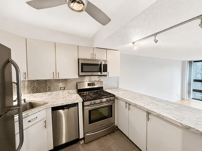 230 E Ontario St #804 — Photo 6