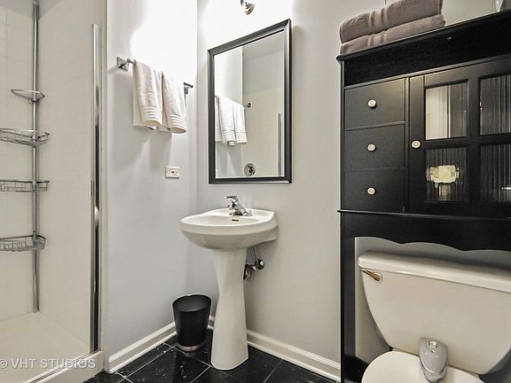 4th image of 1722 W Diversey Ave #2