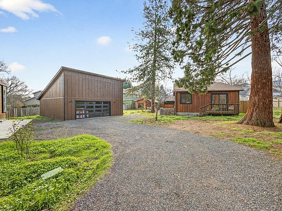 5th image of 119 Madison St