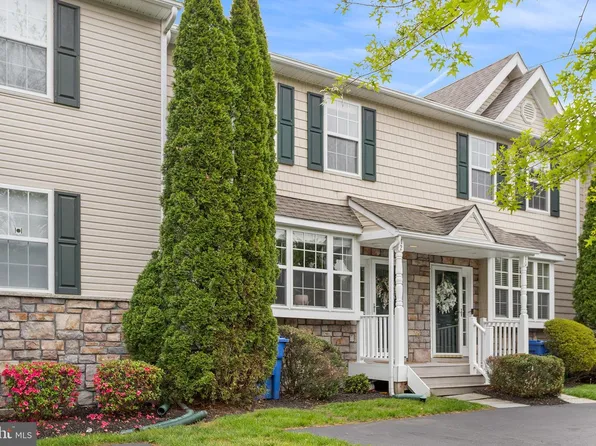 12 Hoag Ln, Aston, PA 19014