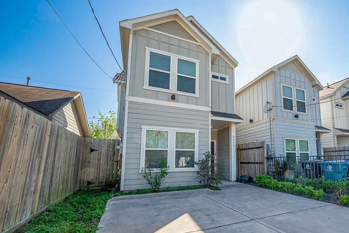 3 bed, 2.5 bath, 1322 sqft, $1,900 — Photo 1