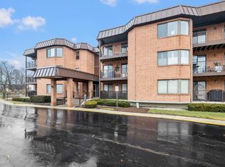 6401 Clarendon Hills Rd APT 112, Willowbrook, IL 60527