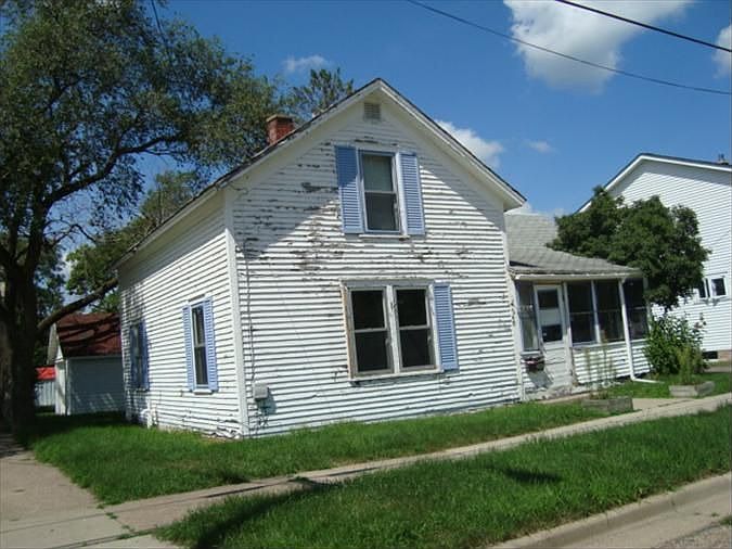 2nd image of 240 9th St S