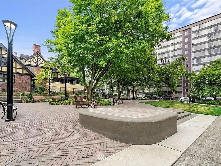 The unit overlooks the beautiful and tranquil First Hill Park and Stimson-Green mansion.