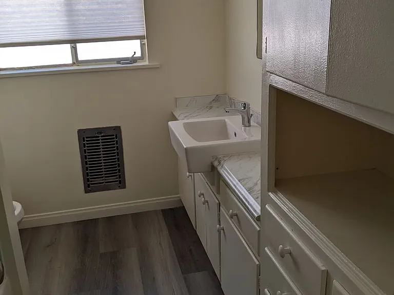 250 N Oakland Ave — Photo 5