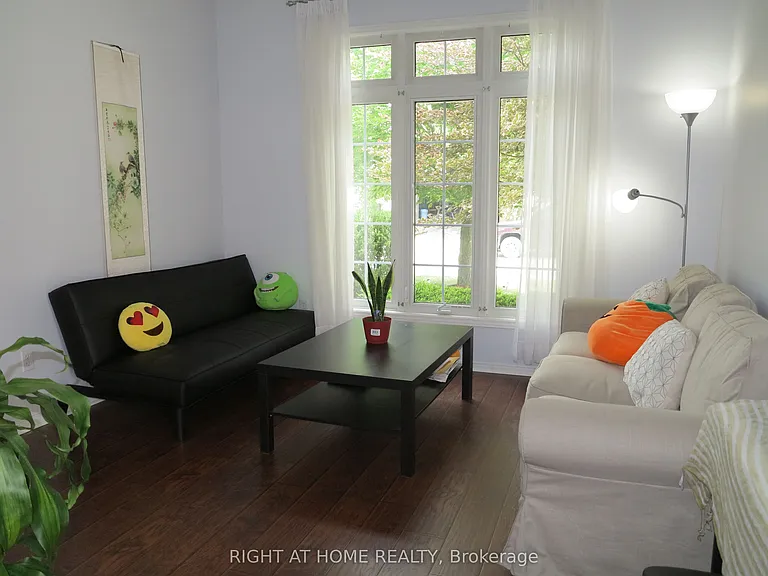 35 Moraine Cres — Photo 3