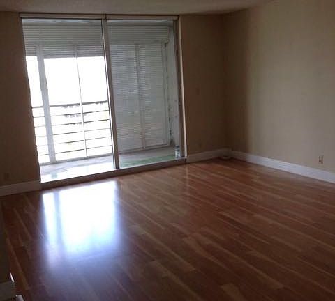 4th image of 100 Golden Isles Dr APT 911