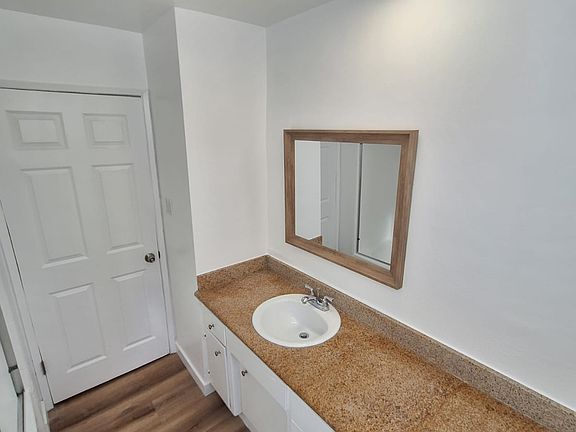 3rd image of 13907 Oxnard St #5