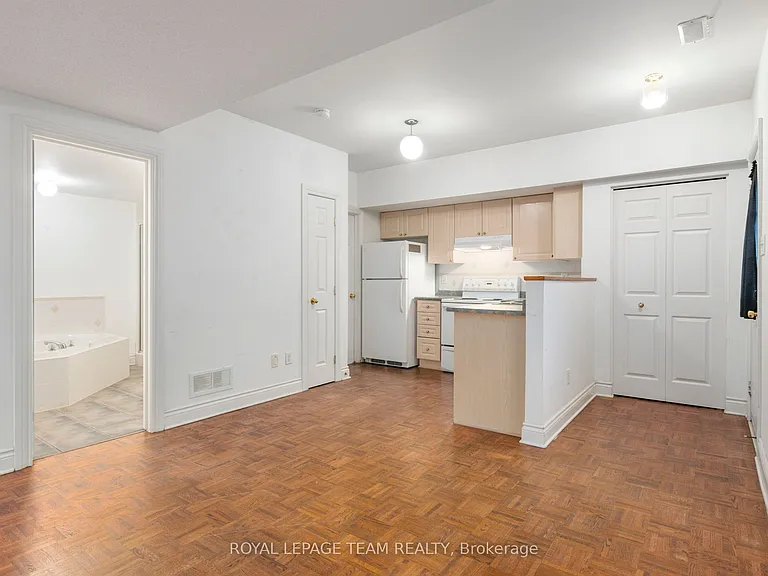51 Castle Glen Cres — Photo 3