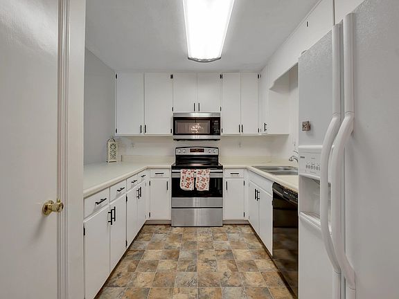 5th image of 124 Boardwalk Ln