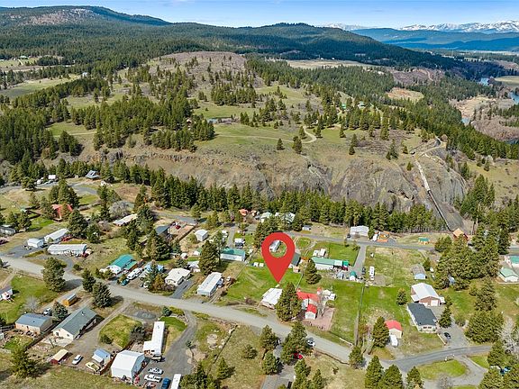 Excellent location in Sunlight Waters, 1/2 way between CleElum and Ellensburg w/easy I-90 access>