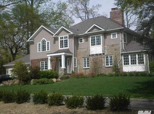 199 Circle Dr, Manhasset, NY 11030