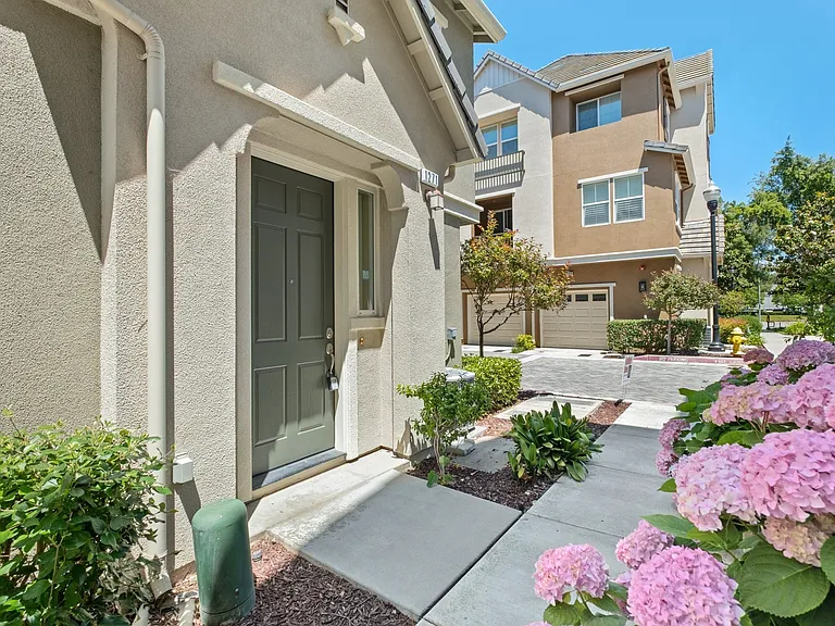 1271 Westbury Dr — Photo 2