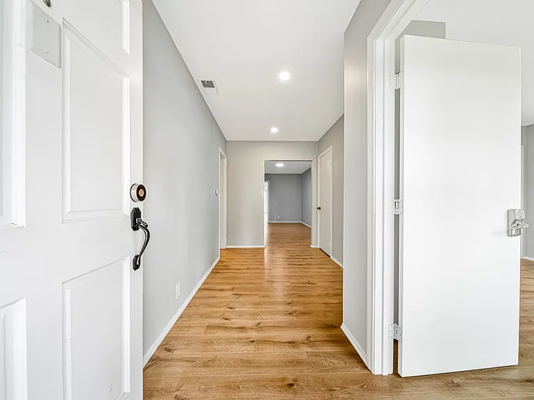 367 N Waverly St — Photo 2
