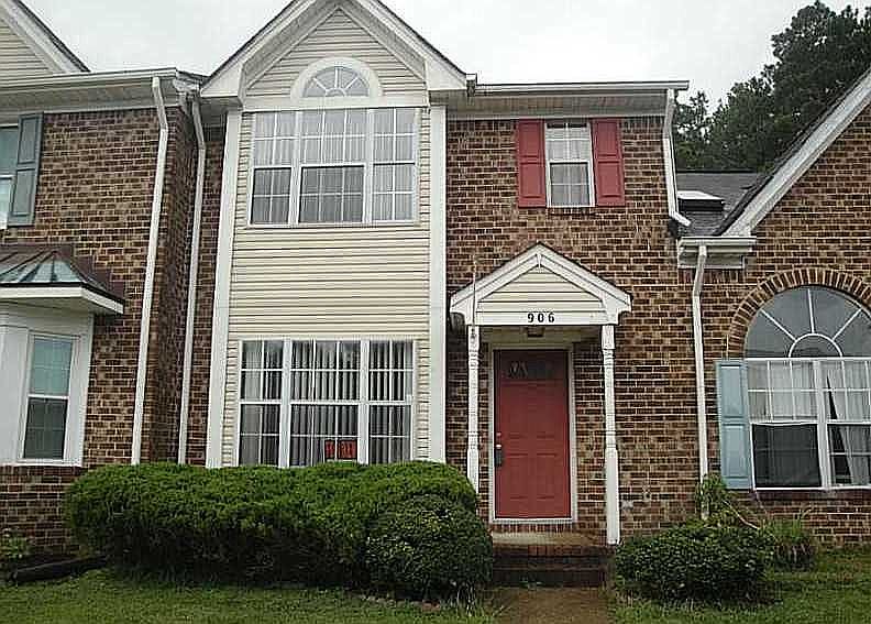 1st image of 906 S Lake Cir