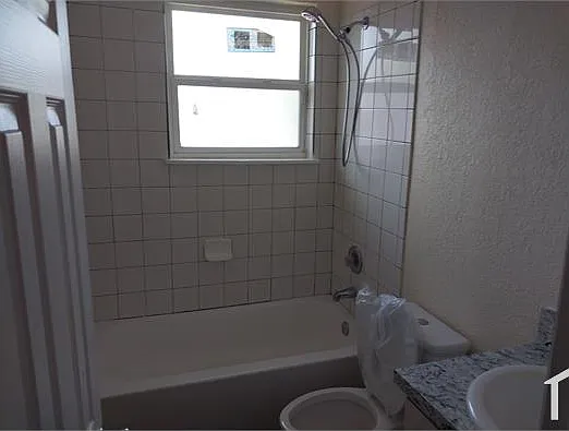 1084 W 21st St #4 — Photo 9