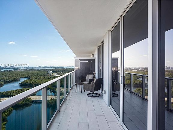 3rd image of 16385 Biscayne Blvd Unit 3016