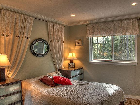 Master bedroom : Bright with backyard view.