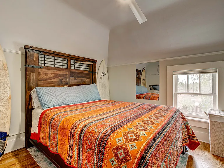 bedroom furnished with queen sized bed