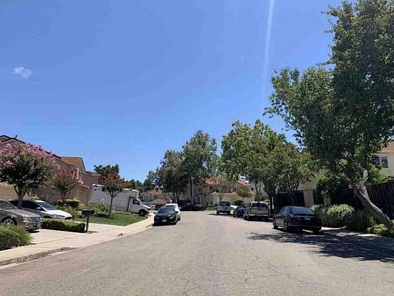 Exterior Neighborhood (street photo)