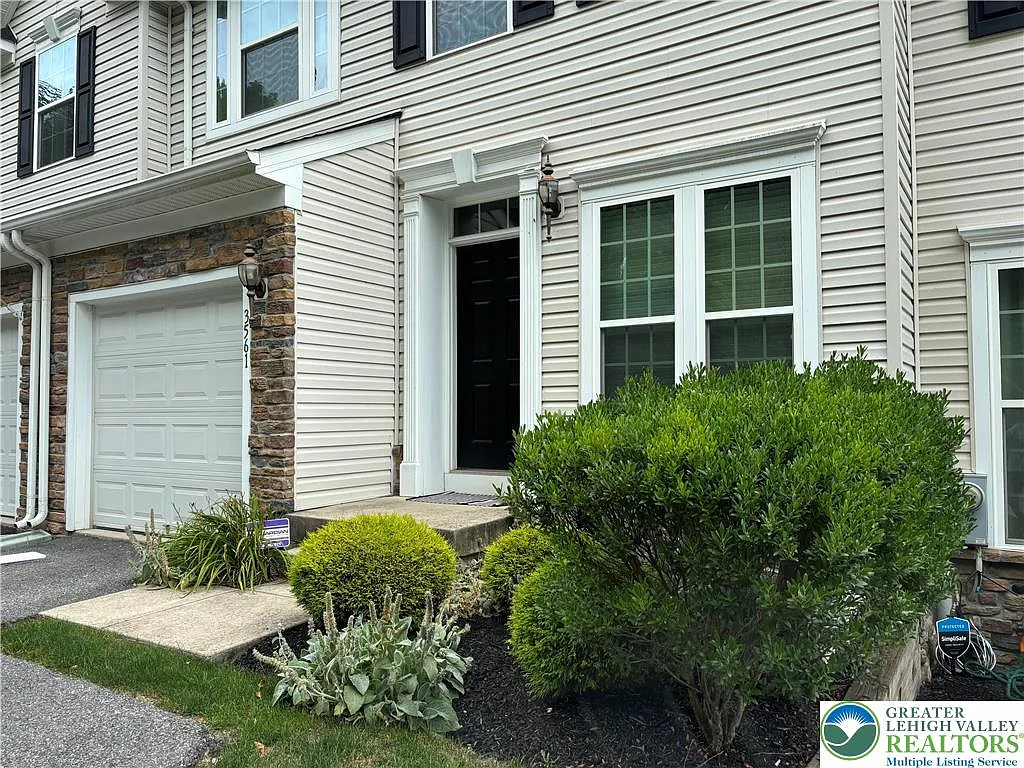 3 bed, 4.0 bath, 2578 sqft, $2,800 — Photo 3