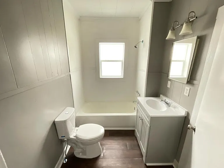110 S Laurel St — Photo 8