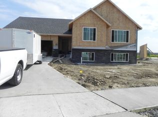 1909 26th Ave NW, Minot, ND 58703