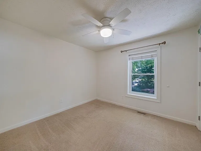 102 Vanessa Dr SE — Photo 28
