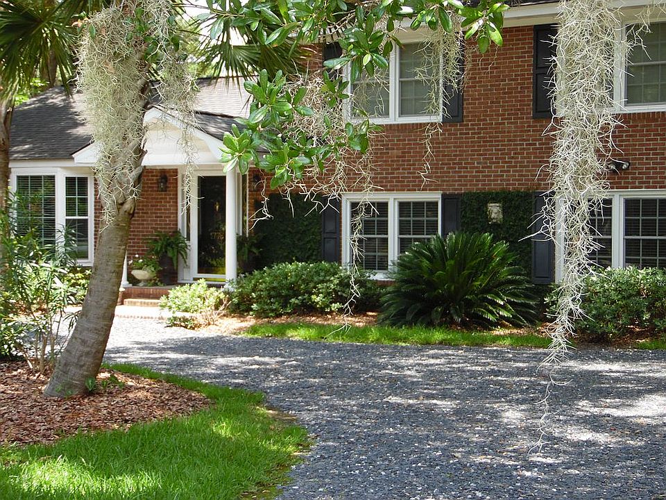 Circular drive entrance