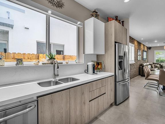 5th image of 807 SW 7th Avenue