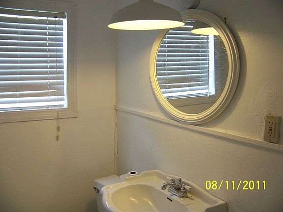 4th image of 414 E Ave N