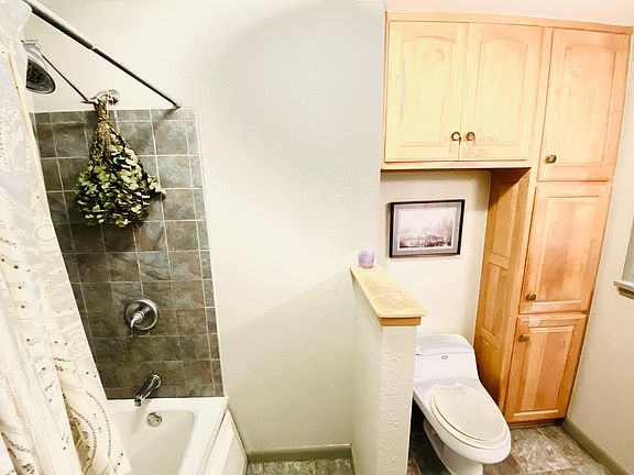 4th image of 633 E Crescent Dr