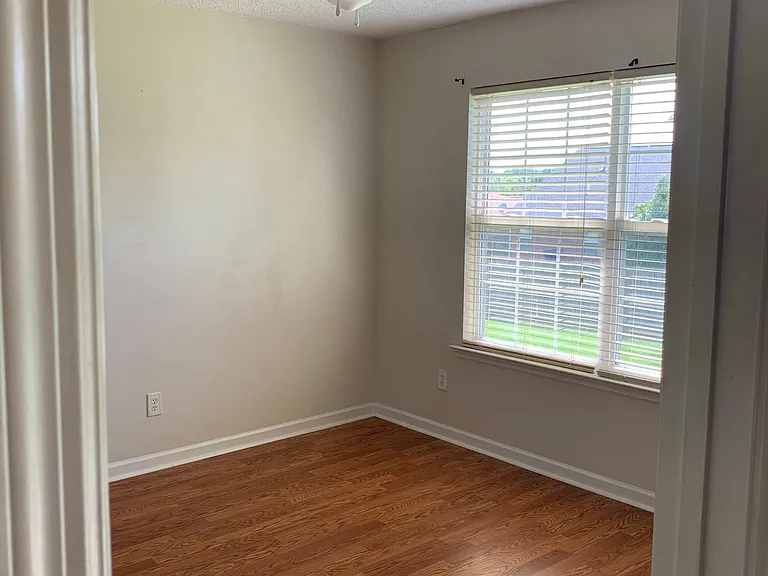 110 Meadowglade Ln — Photo 9