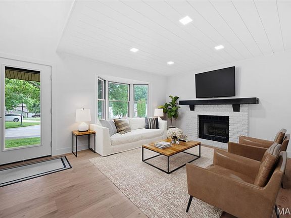 2nd image of 908 Bridle Spur Ln